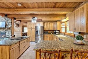 une grande cuisine avec des armoires en bois et un comptoir dans l'établissement Secluded Mountain Cabin close to Helen, Georgia, Perfect for a Family Getaway, à Sautee Nacoochee