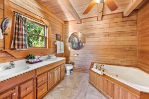 une salle de bain avec deux lavabos et une baignoire et des toilettes dans l'établissement Secluded Mountain Cabin close to Helen, Georgia, Perfect for a Family Getaway, à Sautee Nacoochee 36 autres photos
