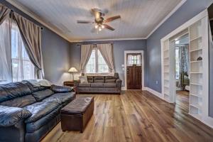 Χώρος καθιστικού στο Charming 3BR Farmhouse Near Trails & Town
