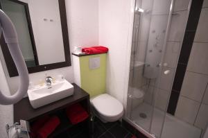 Kúpeľňa v ubytovaní Enzo Hotels Pont-a-Mousson by Kyriad Direct + 26 fotografií