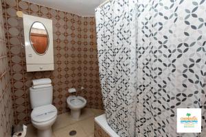 アルムニェーカルにあるAPARTAMENTOS CHINASOL (OFERTAS)のトイレとシャワーカーテン付きのバスルーム