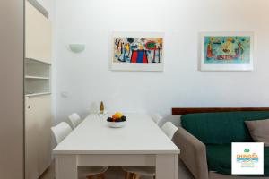 アルムニェーカルにあるAPARTAMENTOS CHINASOL (OFERTAS)のリビングルーム(白いテーブル、ソファ付)