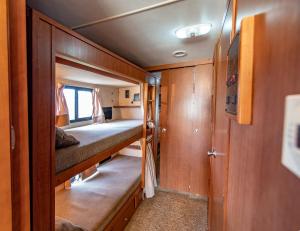 Ένα ή περισσότερα κρεβάτια σε δωμάτιο στο Athens Motorhome Park GEORGETOWN RV +14 φωτογραφίες