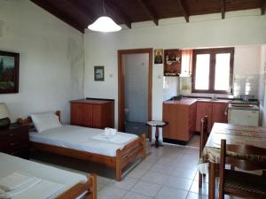a small room with a bed and a kitchen at Athanasios Stafylas in Samothráki