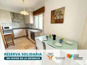 Kuchnia lub aneks kuchenny w obiekcie Apartamentos O Grove 3000