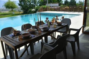 Bazén v ubytování Macedonium Luxury Villa with big pool & Jakuzzi nebo v jeho okolí