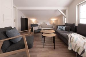 ein Wohnzimmer mit einer Couch und einem Tisch in der Unterkunft Villa Granitz Wind & Wolke in Ostseebad Sellin