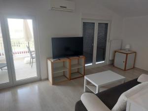 TV a/nebo společenská místnost v ubytování Apartmani Pavic