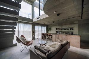 宮古島にあるvilla irifi 夕陽を望むヴィラのソファとテーブルのあるリビングルーム