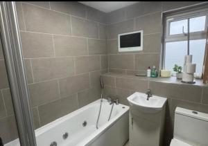 Koupelna v ubytování Room 3 minute drive from Luton Airport
