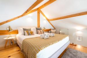 ein Schlafzimmer mit einem Bett mit Handtüchern darauf in der Unterkunft Framed Corner by Portugal Active in Porto