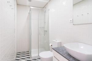 ein Badezimmer mit Dusche, Toilette und Waschbecken in der Unterkunft Framed Corner by Portugal Active in Porto