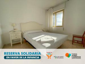 Postel nebo postele na pokoji v ubytování Apartamentos Neptuno Oropesa 3000