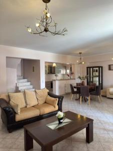 een woonkamer met een bank en een tafel bij The Dream Hotel in Tragaki