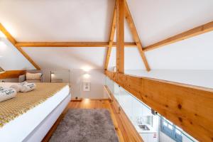 ein Loft-Schlafzimmer mit Bett und Glasböden in der Unterkunft Framed Corner by Portugal Active in Porto + 52 Fotos