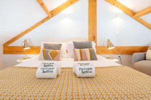 ein Schlafzimmer mit einem Bett mit zwei Schildern darauf in der Unterkunft Framed Corner by Portugal Active in Porto