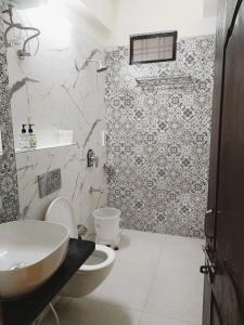 Ένα μπάνιο στο Hotel Jheel Mahal near City Palace +58 φωτογραφίες