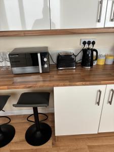 eine Küche mit einer Arbeitsplatte mit Mikrowelle in der Unterkunft Glasgow house in Londonderry County Borough