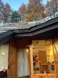 ein Haus mit einem Gamerleit-Dach darüber in der Unterkunft Il Nido di Pila Rifugio panoramico vicino agli impianti in Pila