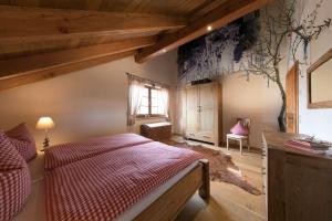 Giường trong phòng chung tại Chalets-zum-Ilsetal-Sport-Chalet-Nr-19