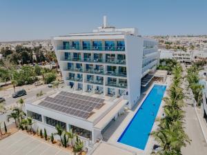 Бассейн в Seasons Hotel (Adults Only) или поблизости