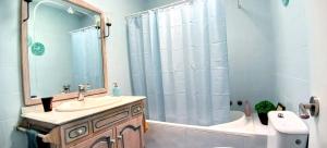 ein Badezimmer mit Waschbecken, Dusche und Badewanne in der Unterkunft Bustamante in Roquetas de Mar + 36 Fotos
