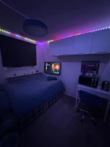 TV a/nebo společenská místnost v ubytování Room 3 minute drive from Luton Airport