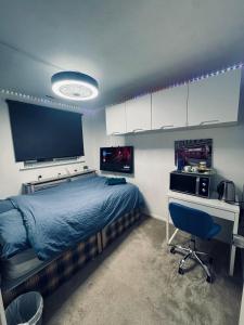 TV a/nebo společenská místnost v ubytování Room 3 minute drive from Luton Airport
