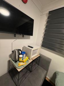 TV a/nebo společenská místnost v ubytování Room 3 minute drive from Luton Airport