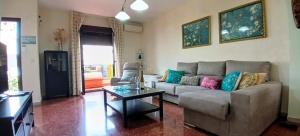 ein Wohnzimmer mit Sofa und Tisch in der Unterkunft Bustamante in Roquetas de Mar