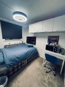 TV a/nebo společenská místnost v ubytování Room 3 minute drive from Luton Airport + 7 fotografií
