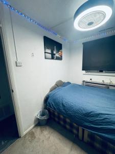 Postel nebo postele na pokoji v ubytování Room 3 minute drive from Luton Airport