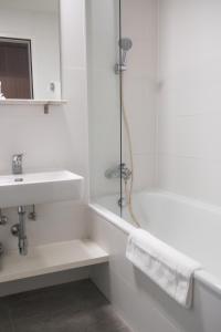 Bilik mandi di Dom-Hotel