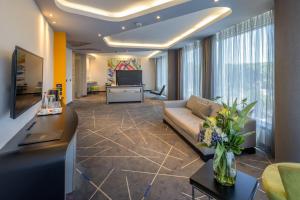 TV a/nebo společenská místnost v ubytování Nobel Zira Hotel