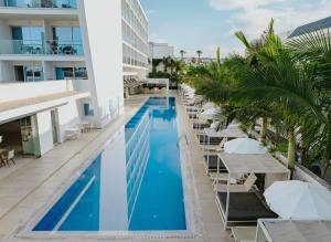 Бассейн в Seasons Hotel (Adults Only) или поблизости