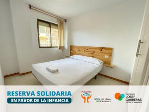 sypialnia z łóżkiem w pokoju w obiekcie Apartamentos Bernat 3000 w mieście Oropesa del Mar