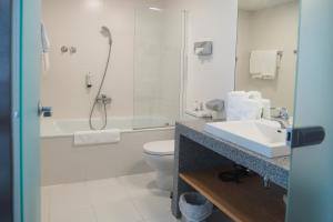 Bilik mandi di Dom-Hotel