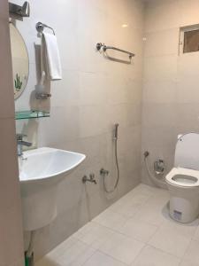 Un baño de Hotel Gadhi View & Resort
