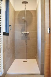 eine Dusche mit Duschkopf in einem Badezimmer in der Unterkunft Amandula Bergerie Sotta hyper cozy in Sotta + 26 Fotos