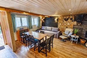 ein Wohnzimmer mit einem Tisch und einem Sofa in der Unterkunft Solina Rest in Solina