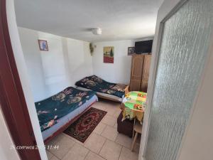 Giường trong phòng chung tại Dom Bursztynek - domek murowany