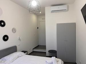 a bedroom with a bed and a white wall at The Vernazza Spot in Vernazza