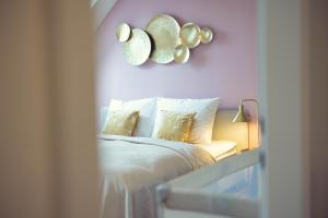 a bedroom with a bed with white sheets and pillows at LeonArt Living 51 in Graz