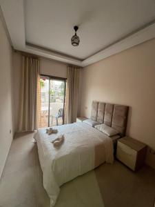 Un dormitorio con una cama grande y una ventana en Apartment in a residence, en Pont Blondin 20 fotos más