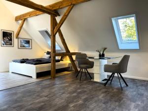 a bedroom with a bed and a table and chairs at Ferienwohnungen Nochten in Nochten