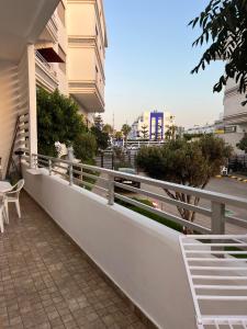 un balcón con una barandilla blanca junto a una calle en Apartment in a residence, en Pont Blondin