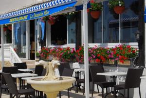 A restaurant or other place to eat at Le Dauphin Bleu