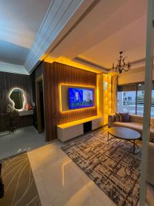 Una sala de estar con un sofá y un televisor en una pared. en Apartment in a residence, en Pont Blondin