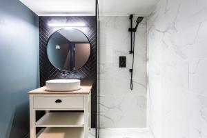 a bathroom with a sink and a shower at Large Studio Apartment, Free Parking, Close to Centre in Southend-on-Sea