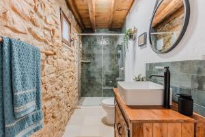 Koupelna v ubytování A Casa de Pedra + 24 fotografií